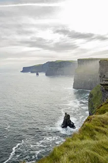 Cliffs Of Moher Ireland Stampe: Cliffs of Moher with stack. Liscannor, Munster, Co. Clare, Ireland, Europe