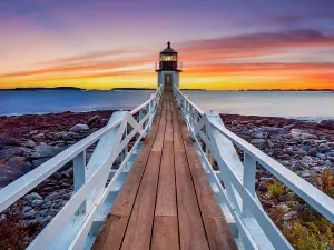 New England Coastal Scenes Stampe: Sunset at Marshall Point Lighthouse, Gulf of Maine, Clyde Maine, New England, USA