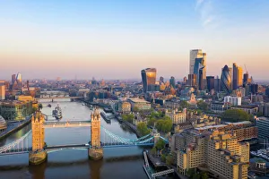 Torri Stampe: Alzarsi al sole guardando il fiume Tamigi verso la Torre di Londra a Londra in Inghilterra Regno Unito