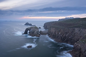 Cornish Coastal Views Stampe: Sunset over the dramatic cliffs of Lands End, Cornwall, England. Autumn (September)