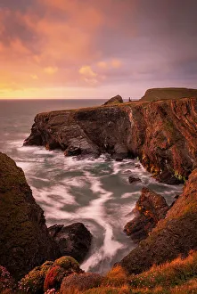 English Coastline Stampe: Sunset over the dramatic cliffs of North Cornwall, England. Spring (May) 2021