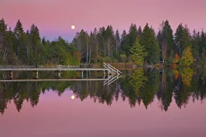Impressione al tramonto alla luna piena in Germania, Baviera, Alta Baviera e Bad Tolz-Wolfratshausen