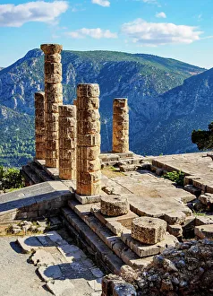 Archaeological Sites In Greece Stampe: The Temple of Apollo, elevated view, Delphi, Phocis, Greece
