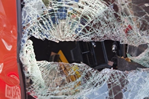Immagini datate 2009: Un'auto rovinata con un parabrisas infranto
