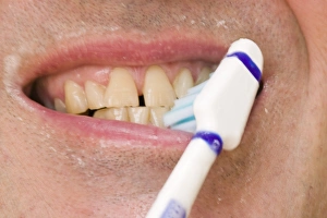 Stampe di Ashley Cooper / Stockista specializzato Immagini datate 2009 gennaio: Un uomo che strofina i denti