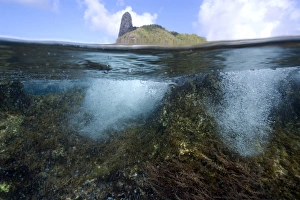Fernando De Noronha Island Stampe: Morro do pico and wave breaking over reef