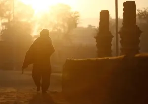 Stampe di La luce illumina un devoto mentre torna dopo aver offerto preghiere durante il Festival del brāt kathā Svasthānī nel Bhaktapur, Nepal il 2 gennaio 2018. Reuters/Navesh Chitrakar La Religione Stampe: La luce illumina un devoto mentre torna dopo aver offerto preghiere durante il Swasthani