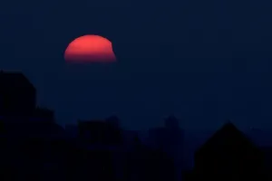 Stampe di Una eclissi parziale del sole mentre tramonta è vista da Shanghai in Cina il 11 agosto 2018. Reuters / Aly Song Immagini dell'anno di oggi Solare Stampe: Una eclissi parziale del sole, mentre si tramonta, è vista da Shanghai