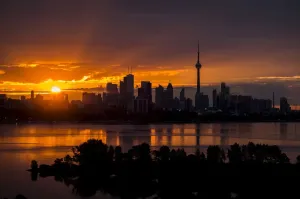 Il sole sorge sopra la skyline di Torono