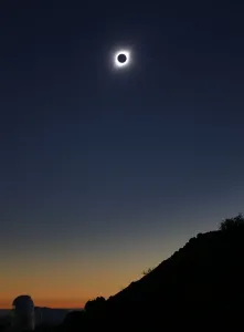 Immagini Correlate Stampe: Un'eclissi solare è osservata a Coquimbo