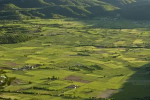 Italian Mountain Landscape Stampe: View of field patterns in mountain valley
