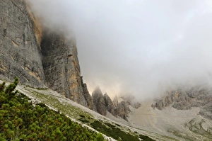 European Nature Views Stampe: View of mountain range in low cloud