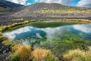Icelandic Geology Stampe: Tiny pond created by violent volcanic forces