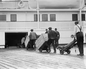 Vintage Shipping Images Stampe: LOADING FREIGHT, c1924. Dockworkers loading cargo onto a steamship. Photograph, c1924