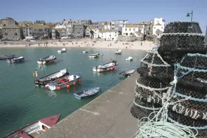 Cornovaglia Stampe: Barche da pesca a St Ives nel porto storico di Portloe, Cornovaglia.