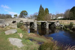 Stampe di I due ponti sul fiume East Dart a Postbridge sulla Dartmoor Immagini datate: Postbridge Devon