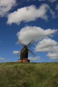 Stampe di La storica località rurale del Buckinghamshire di Brill ospita un esempio fine di una mulino a vento del XVII secolo. Il mulino conserva gran parte delle macchine originali Mulino A Vento Stampe: Windmill