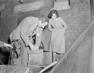 Stampe di dan1950 bw neg pub 059 Dance Hall è Un Film Britannico Del 1950 Diretto Da Charles Crichton. Il Film Rappresentò Una Svolta Insolita Per Gli Ealing Studios Dell'epoca, Poiché Racconta La Storia Di Quattro Donne E Dei Loro Incontri Romantici Da Una Prospettiva Femminile. Stampe: dan1950 bw neg pub 059