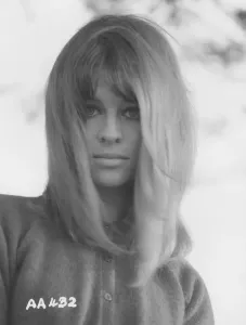 Stampe di Un ritratto pubblicitario di Julie Christie per Far From The Madding Crowd Una Galleria Dedicata A Una Delle Icone Della "swinging London" Degli Anni '60 E Attrice Pluripremiata. Stampe: Lontano Dalle Turbine Frenetiche