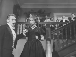 Bathsheba Everdine (Julie Christie), Una Giovane Donna Volitiva E Civettuola, Eredita Inaspettatamente Una Grande Fattoria E Si Lega Sentimentalmente A Tre Uomini Molto Diversi Tra Loro. Stampe: Lontano Dalle Turbine Frenetiche