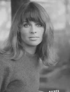 Stampe di Un ritratto pubblicitario di Julie Christie per Far From The Madding Crowd Una Galleria Dedicata A Una Delle Icone Della "swinging London" Degli Anni '60 E Attrice Pluripremiata. Stampe: Lontano Dalla Folla Turbina.