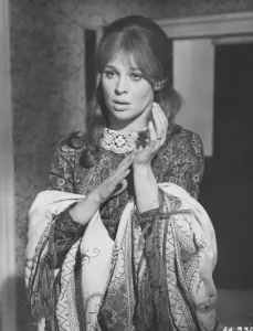 Stampe di Julie Christie in Lontano dalle Turbine della Folla Una Galleria Dedicata A Una Delle Icone Della "swinging London" Degli Anni '60 E Attrice Pluripremiata. Stampe: Lontano Dalle Turbine della Folla.