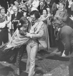 Bathsheba Everdine (Julie Christie), Una Giovane Donna Volitiva E Civettuola, Eredita Inaspettatamente Una Grande Fattoria E Si Lega Sentimentalmente A Tre Uomini Molto Diversi Tra Loro. Stampe: Lontano Dalle Turbine Frenetiche