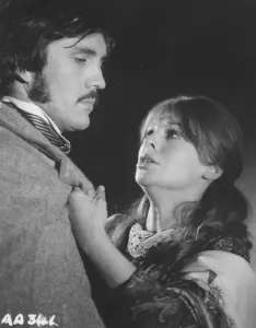 Bathsheba Everdine (Julie Christie), Una Giovane Donna Volitiva E Civettuola, Eredita Inaspettatamente Una Grande Fattoria E Si Lega Sentimentalmente A Tre Uomini Molto Diversi Tra Loro. Stampe: Lontano Dalle Turbine Frenetiche