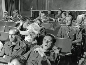 Stampe di Il maggiore Hitchcock non è divertito al cinema in una scena della commedia di John Boulting Nesophontidae Stampe: Terry-Thomas in Privates Progress