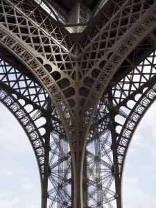 La Torre Eiffel: dettaglio e cielo.