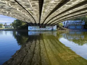 I modelli di luce dalle riflessioni del fiume sotto il ponte di Donnington, Oxford.