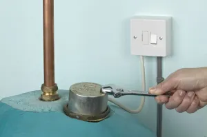 Stampe di L'uomo utilizza un chiave inglese regolabile per rimuovere il dado sulla copertura del boiler, interruttore spento, in primo piano Scienza E Tecnologia Stampe: Un uomo che utilizza un chiave inglese adattabile per rimuovere il bullone sulla copertura del boiler