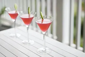 Colorful Table Setting Stampe: Cocktails on table