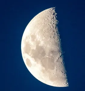 Immagini datate 14 gennaio 2019: Un pezzo di luce lunare.