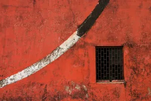 Questa Collezione Rende Omaggio All'ingegno, Alla Creatività E Alla Bellezza Delle Strutture Create Dall'uomo. Stampe: Muro rosso con finestra.