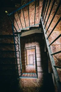 Questa Collezione Rende Omaggio All'ingegno, Alla Creatività E Alla Bellezza Delle Strutture Create Dall'uomo. Stampe: La scala.