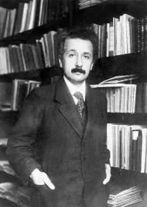 Albert Einstein Portrait Stampe: Albert Einstein In His Library
