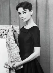 Audrey Hepburn con il cappotto di Givenchy.