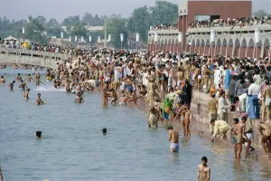 Solar Eclipse Photography Stampe: Bathers During Solar Eclipse