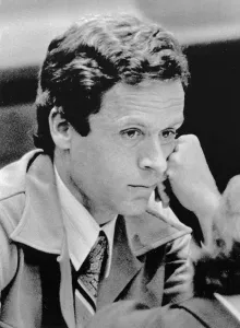 Ritratto ravvicinato di Ted Bundy che riposa la testa sul pugno.
