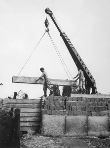 Berlin Wall Construction Stampe: Construction Adding to the Berlin Wall