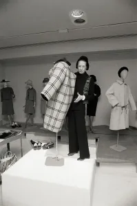 Diana Vreeland mostra un cappotto con una cucitura singola.
