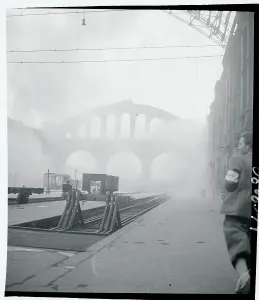 Dinamite che esplode in una stazione ferroviaria.
