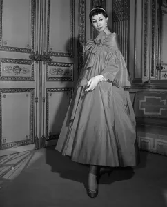 Modello Femminile in Posa con Cappotto Lungo Elegante.