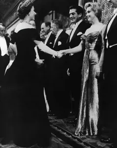 Stampe di (Originale) La regina Elisabetta II d'Inghilterra offre una mano guantata a Marilyn Monroe Miller, ragazza di glamour di Hollywood Immagini Correlate Stampe: Marilyn Monroe incontra la Regina Elisabetta II