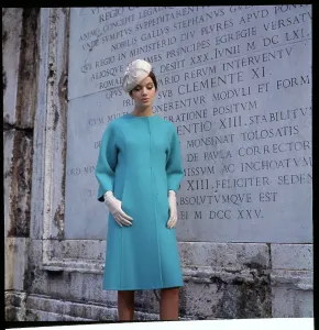 Modello che indossa un cappotto dalla collezione Forquet.