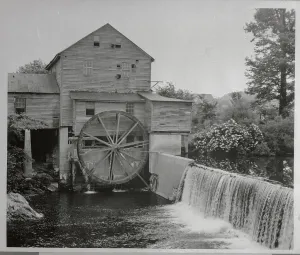 Historic Mill Building Stampe: View of Functioning Mill Built in 1830