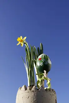 Easter Decorations Stampe: Easter decorations, daffodils and a painted Easter egg