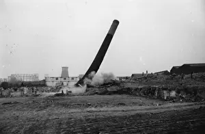 Stampe di 8 aprile 1974: la demolizione di una ciminiera a Bromley-le-Bow sul sito di un'antica fabbrica chimica. (Foto di Graham Wood/Evening Standard/Getty Images) Immagini datate 1974: Il Camino Che Cade