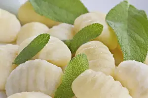 Immagini del 2 maggio 2011: Gnocchi, basilico.